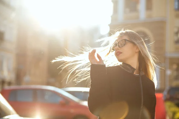 Amazing blonde girl wears glasses and walking down sunny street. — Stock Photo, Image