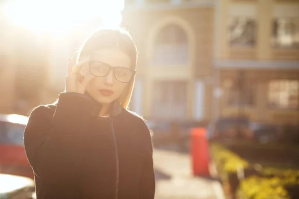 Luxurious blonde model wears glasses and walking down sunny stre — Stock Photo, Image
