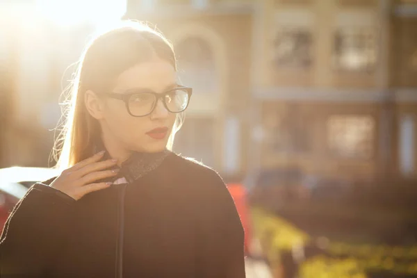 Modelo rubia de moda lleva gafas y caminar por st soleado — Foto de Stock
