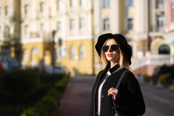 Retrato de rua de deslumbrante senhora loira posando na rua sagacidade — Fotografia de Stock