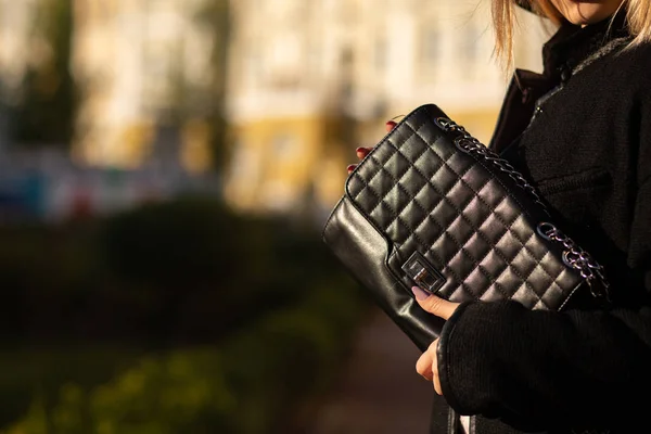 Concepto de moda callejera. Mujer en abrigo de moda sosteniendo leath negro —  Fotos de Stock