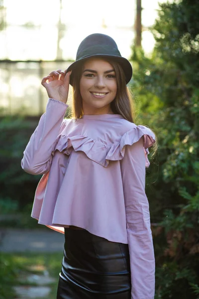 Великолепная загорелая модель в модной блузке и шляпе, позирующая — стоковое фото