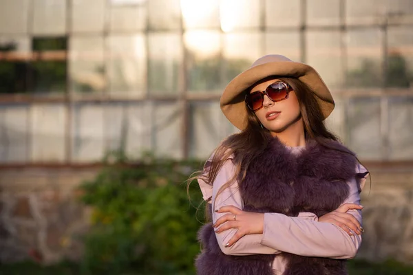 Retrato de moda de modelo morena usa chapéu, óculos e casaco . — Fotografia de Stock