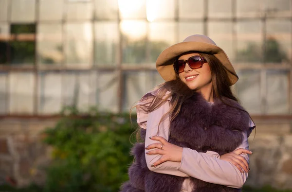 Glada garvade modell med naturlig makeup bär hatt, sunglasse — Stockfoto