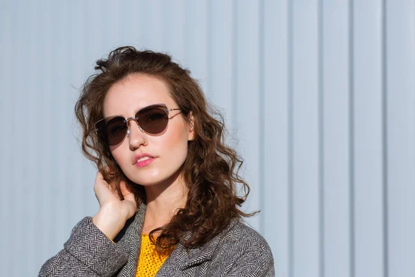 Closeup portrait of glamor hipster model wearing sunglasses and — Stock Photo, Image
