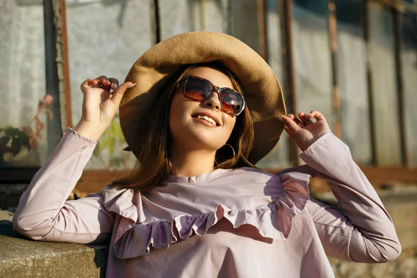 Outdoor portrait of happy tanned model wears hat and sunglasses, — Stock Photo, Image