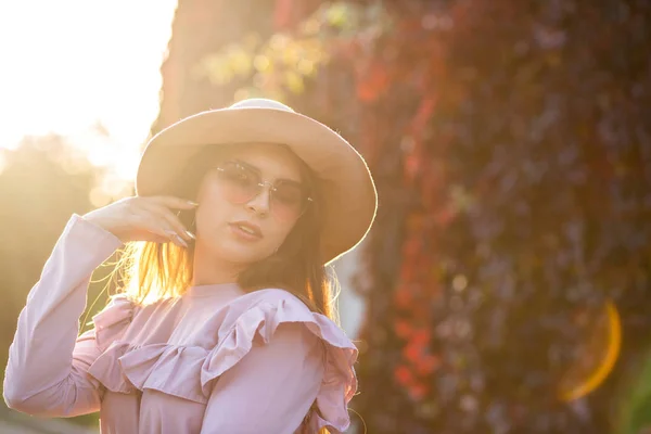 Gorgeous tanned girl wearing trendy hat and sunglasses, posing o — Stock Photo, Image