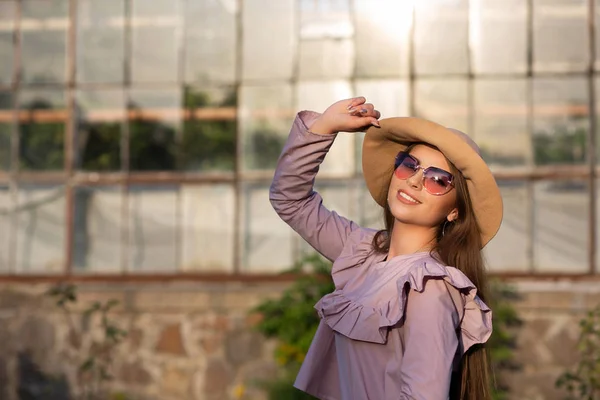 Spring portrait of pleased brunette model wears hat and sunglass — Stock Photo, Image