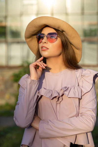 Cazibe esmer modeli rahat kıyafet p giyen bahar portresi