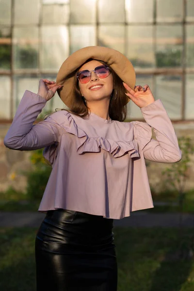 Retrato de primavera de modelo bronzeado satisfeito usa chapéu e óculos de sol — Fotografia de Stock