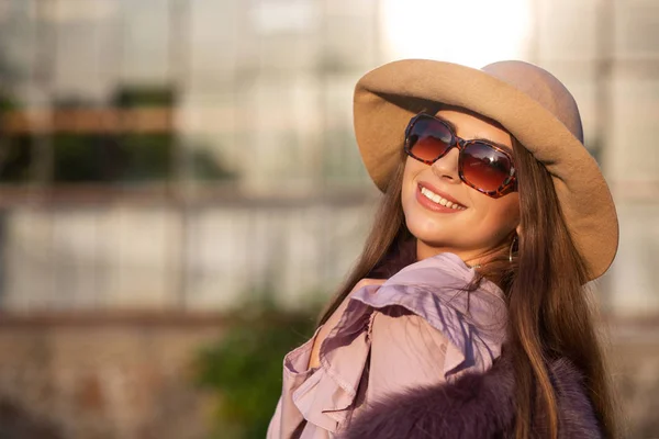 Street portrait of cheerful brunette model wears hat and sunglas — Stock Photo, Image
