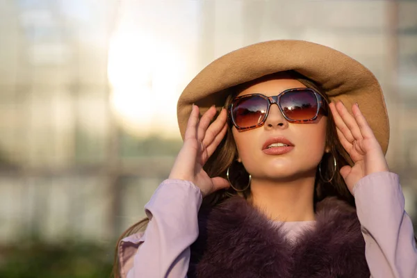 Вулична мода портрет елегантної моделі брюнетки носить капелюх, глазур — стокове фото