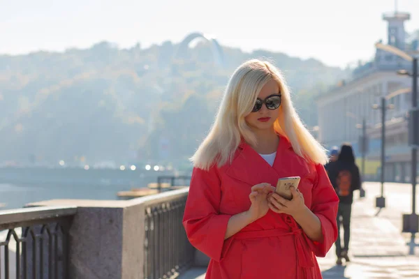 Attractive mature woman typing message on mobile phone, posing i — Stock Photo, Image