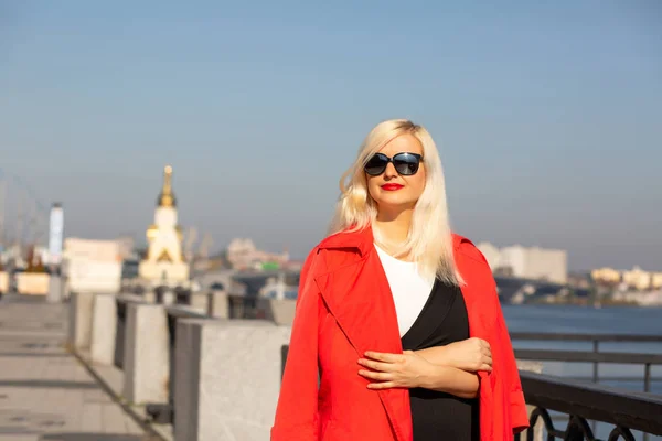 Pretty mature woman in sunglasses, posing at the city in the spr — Stock Photo, Image