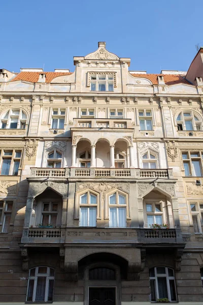 Façade de belle maison résidentielle à Prague — Photo