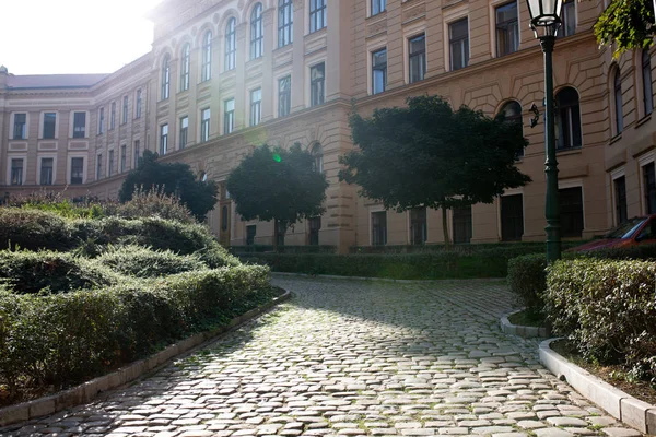 Ruas com belos edifícios em Praga — Fotografia de Stock