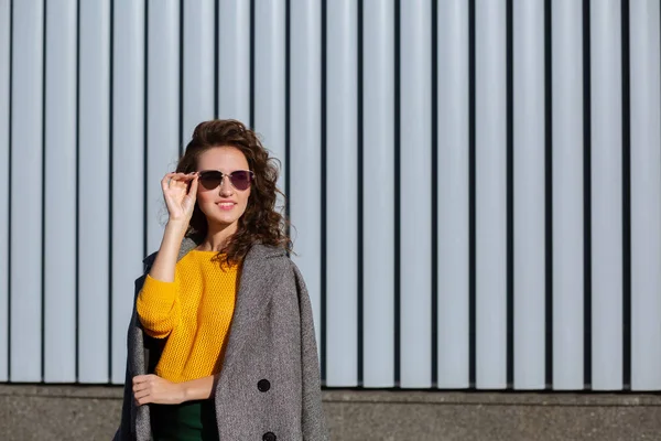 Soleado retrato de chica hipster elegante caminando por la calle, w — Foto de Stock