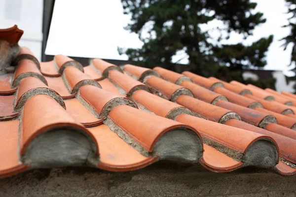 Крыша старого сарая из черепицы — стоковое фото