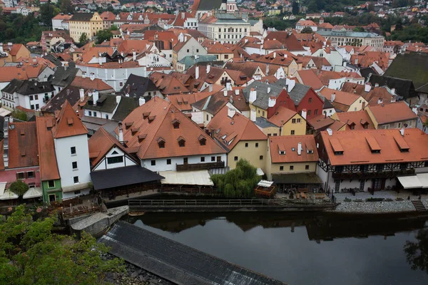 Schindeln orangefarbene Dächer der Stadt tschechischen krumlov — Stockfoto