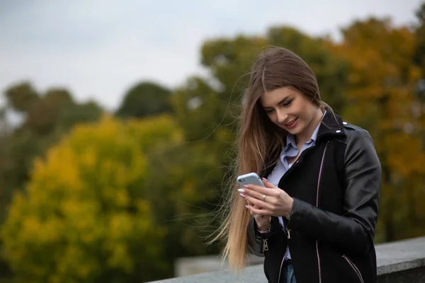 Happy young model typing a message using smart phone. Space for — Stock Photo, Image