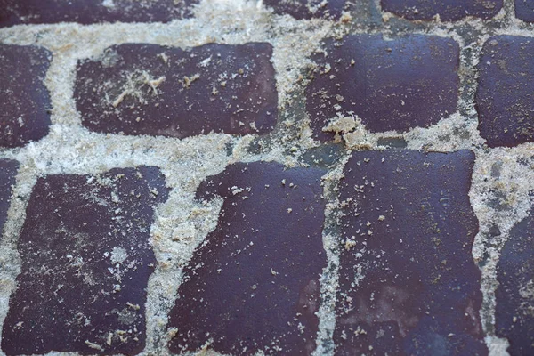 Antiguo camino peatonal pavimentado con piedras de granito en invierno —  Fotos de Stock