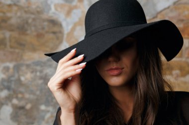 Muhteşem modeli şapka kapsayan gözleri da gibi poz giyiyor