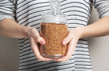 Cam depolama için buğday tutan el