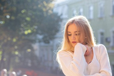 Harika modeli şık kıyafet giyen poz açık portresi 