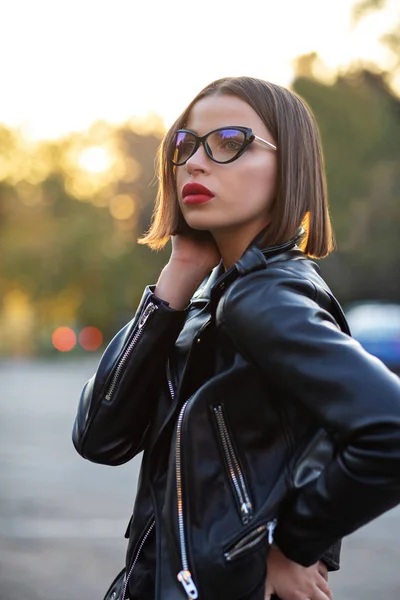 Retrato ao ar livre de um elegante modelo bronzeado usando jaqueta preta — Fotografia de Stock