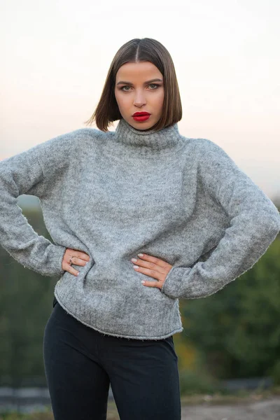 Plenerowej stylowa dziewczyna opalona na sobie sweter sweate — Zdjęcie stockowe