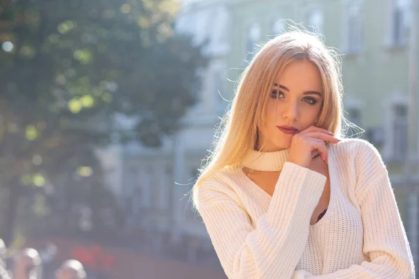 Outdoor Portret van de glamoureuze model dragen stijlvolle outfit posin — Stockfoto