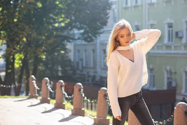 Utomhus porträtt av eleganta modell bär Snygg outfit poserar — Stockfoto