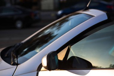 Güneş ışığı ile sokakta gümüş Cabrio araba park