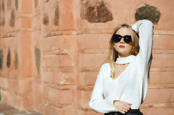 Modelo elegante vestindo camisola de malha posando na rua w — Fotografia de Stock