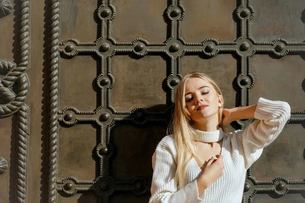 Retrato de primavera de modelo elegante com maquiagem natural e falhas — Fotografia de Stock