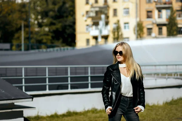Street skott av bedårande blond modell med långt hår bär jack — Stockfoto