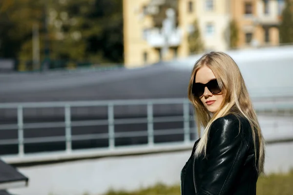 Vértes lövés a csinos szőke modell viselt fekete bőr kabát — Stock Fotó