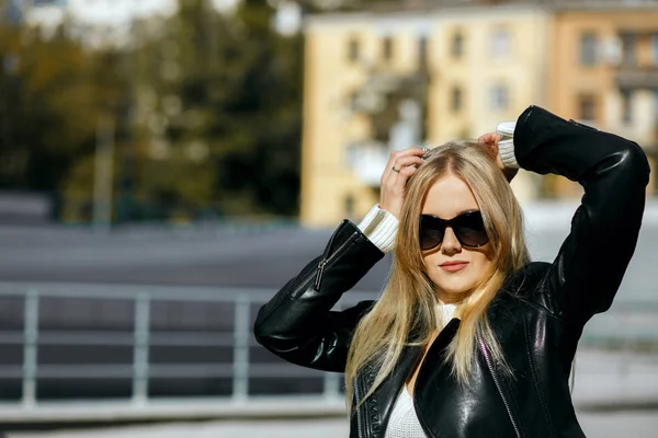 Närbild skott av fashionabla blond modell bär svart läder j — Stockfoto
