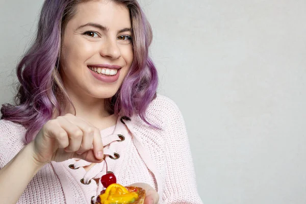 Vrolijke jonge model met paars haar genieten van lekkere dessert met b — Stockfoto