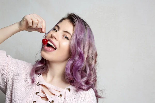 Schattig gelukkige vrouw met golvende paars haar genieten van kers. Empt — Stockfoto