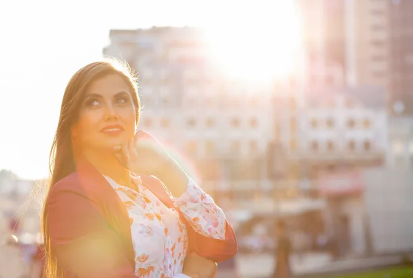 Stylish brunette model posing with soft evening light at the cit — Stock Photo, Image