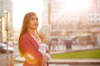 Düşünceli esmer model yumuşak akşam ışık ile poz 