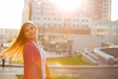 Çırpınan saçları bulanıklık CIT poz neşeli esmer kız
