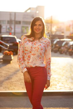 Kostüm ve yumuşak ile poz bluz giyen neşeli esmer kız 