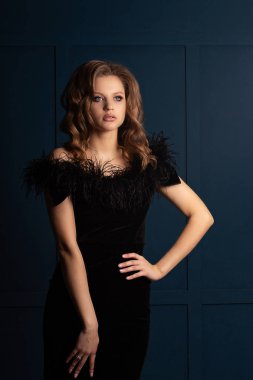 Sevimli sarışın model mükemmel cilt ve makyaj, blac giyiyor