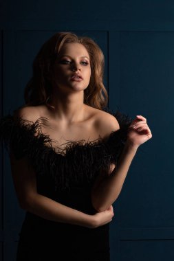 Çıplak omuz ile siyah elbise giyen lüks sarışın Bayan, 