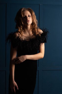 Blac giyen güzel sarışın Bayan mükemmel cilt ve makyaj,