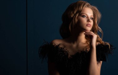 Sarışın Bayan ile çıplak omuz, siyah elbise giyen şaşırtıcı po