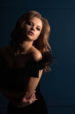 Çıplak omuz ile siyah elbise giyen şehvetli sarışın kız po