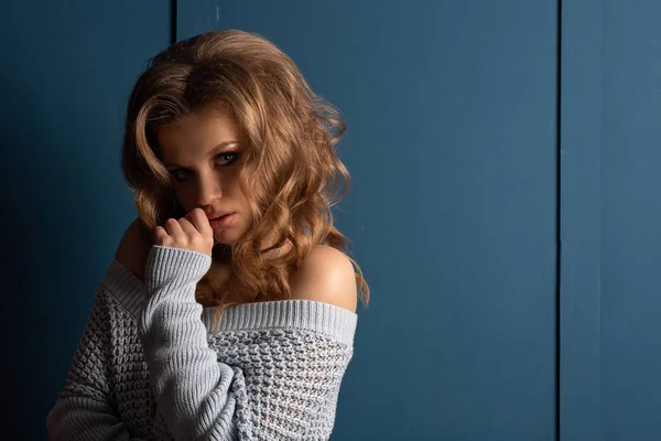 Портрет офигенной блондинки в свитере с ней — стоковое фото